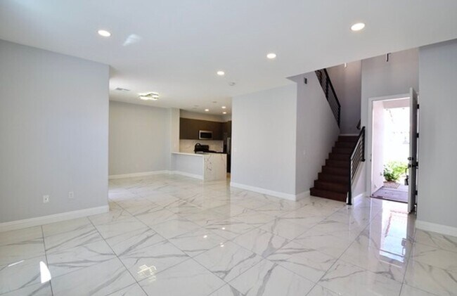 Building Photo - Charming Mediterranean-Style Townhome in G...