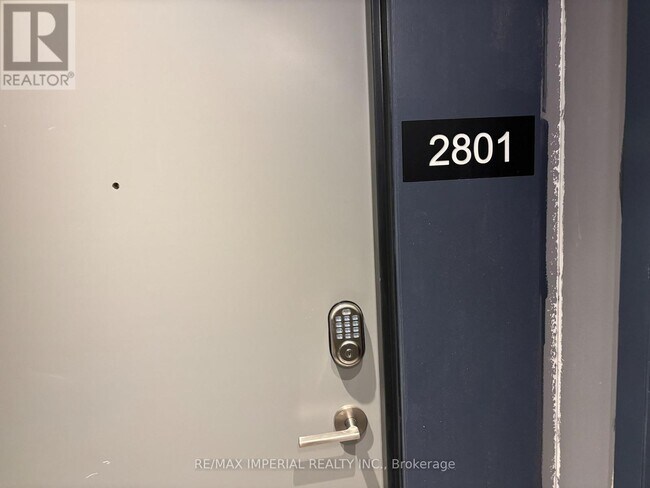 Photo du bâtiment - 30 Upper Mall Wy