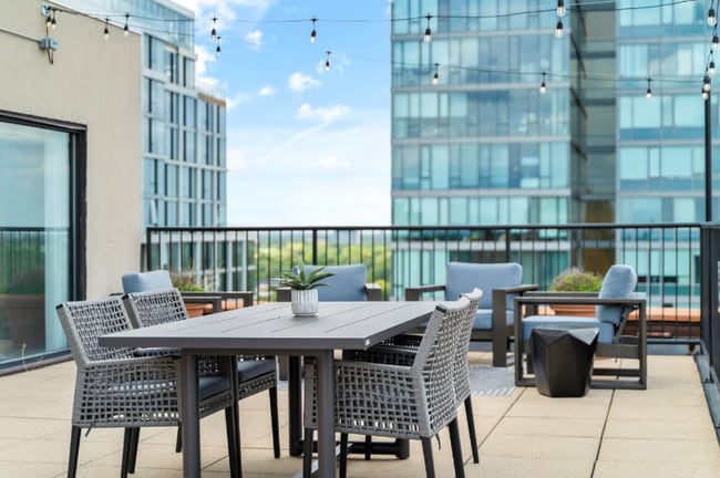 Building Photo - 963 Lake St