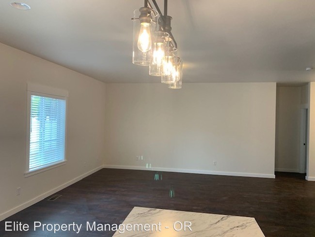 Foto del edificio - 3 br, 2 bath House - 5415 SW Helen Avenue