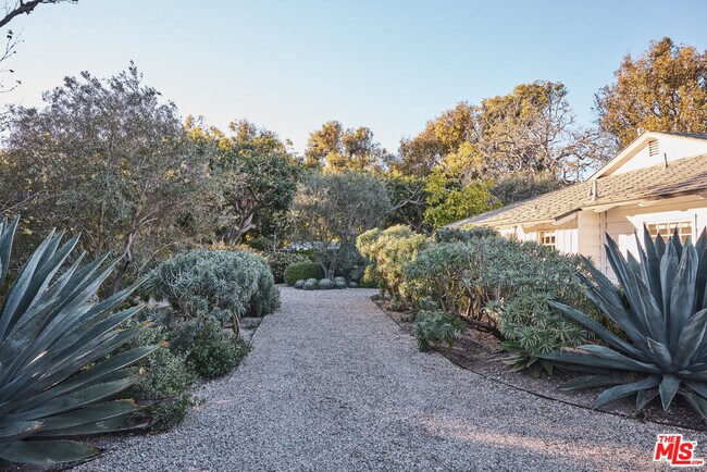 Foto del edificio - 6715 Fernhill Dr