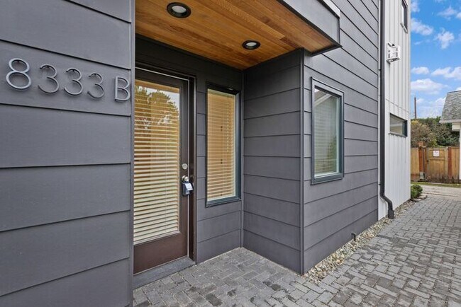 Foto del edificio - Stunning Modern Air-Conditioned Townhome in Coveted Whittier Heights