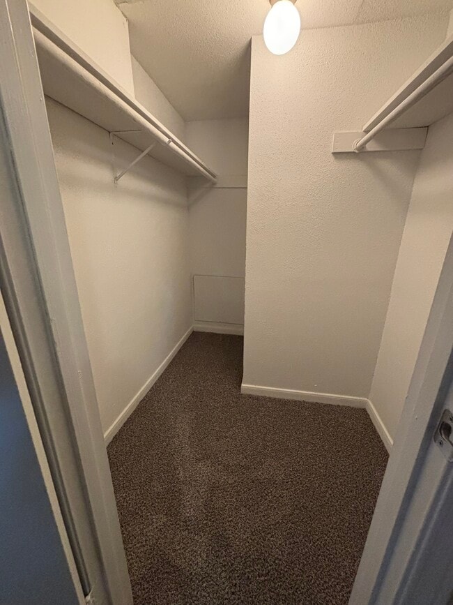 Walk-in closet - Memorial Fountain