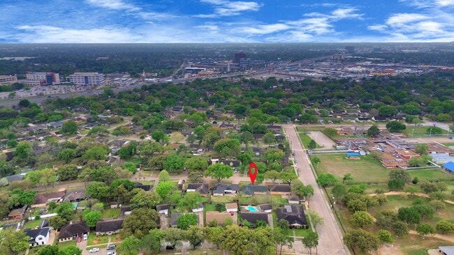 Foto del edificio - 8022 Sharpview Dr