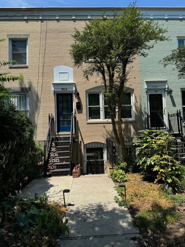 Foto del edificio - AMAZING Location in Dupont Circle 17th & T-One Bedroom/One Bathroom