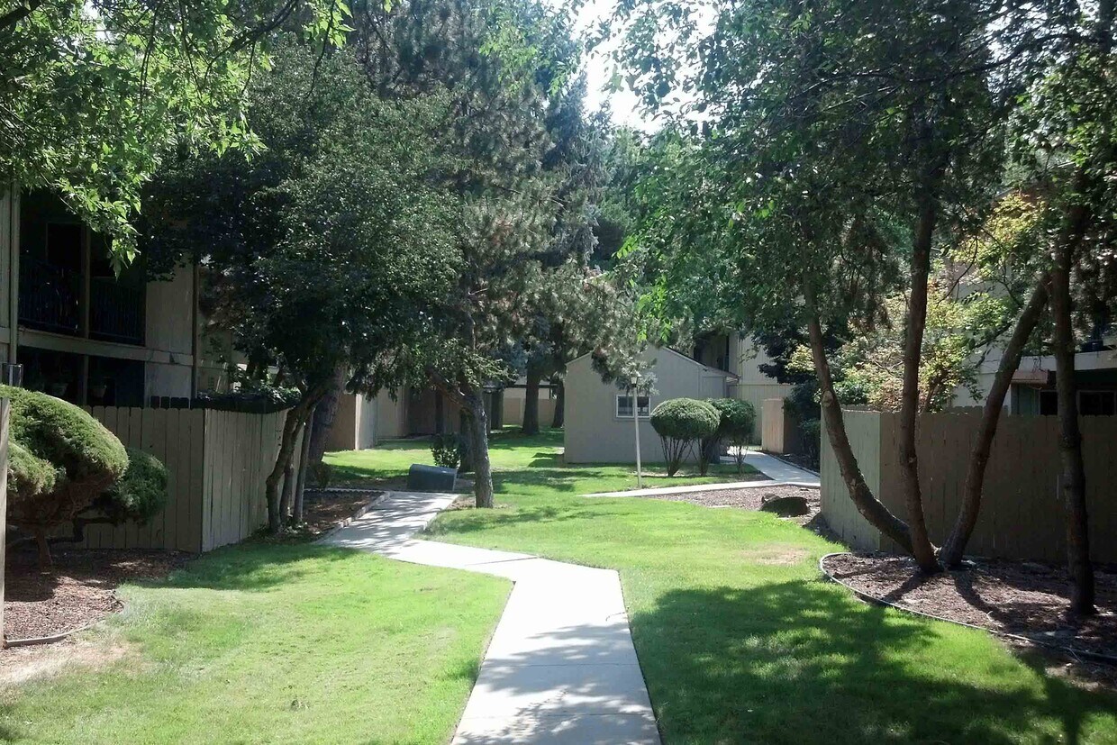 Primary Photo - 1015 E Lewis St