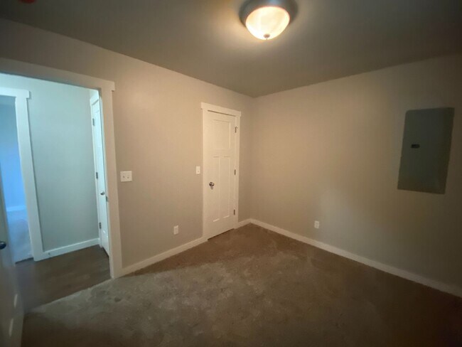 Building Photo - 3 Bed 2 Bath 2 Car Garage Duplex In Moore ...