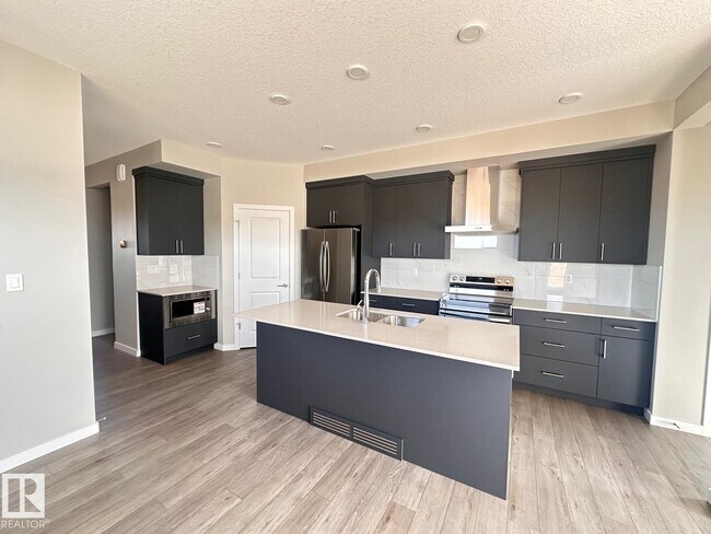 Photo du bâtiment - 8668 Edgemont Link NW