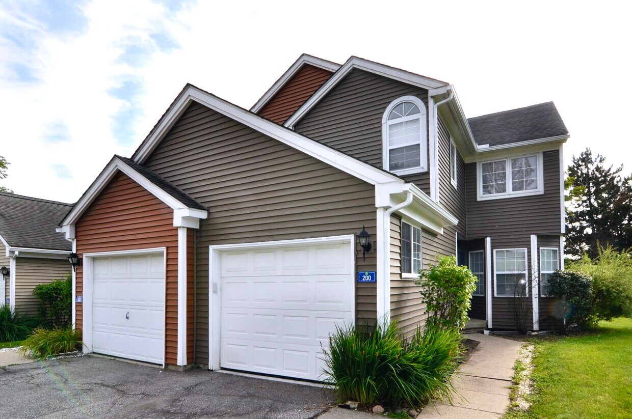 Primary Photo - 200 Fieldcrest St