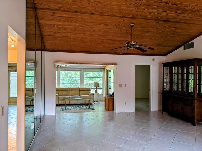 Foto del edificio - 102 Village Walk Dr