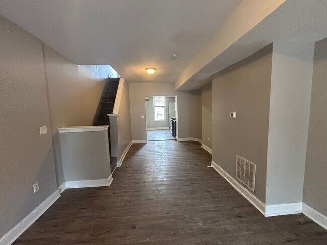Foto del edificio - 3 Bedroom 2 Bathroom Townhome Available in 21216
