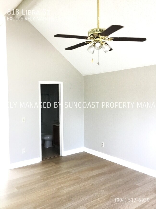 Building Photo - Beautiful 2BR/2BA home in Jacksonville
