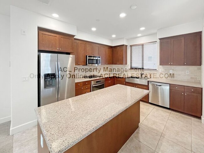 Building Photo - Beautiful, centrally located 2 bed Town Ho...