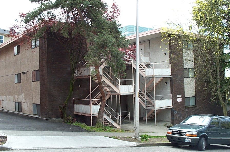 Building Photo - Hill Town