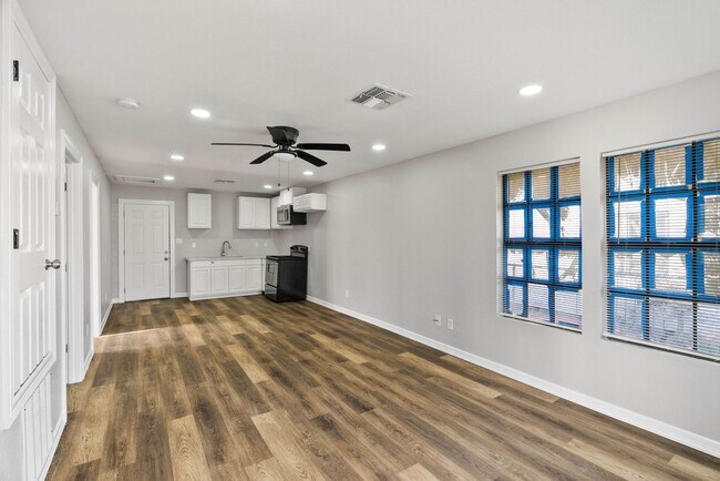 Foto del edificio - SPACIOUS TWO BEDROOM TWO BATH HOUSE!