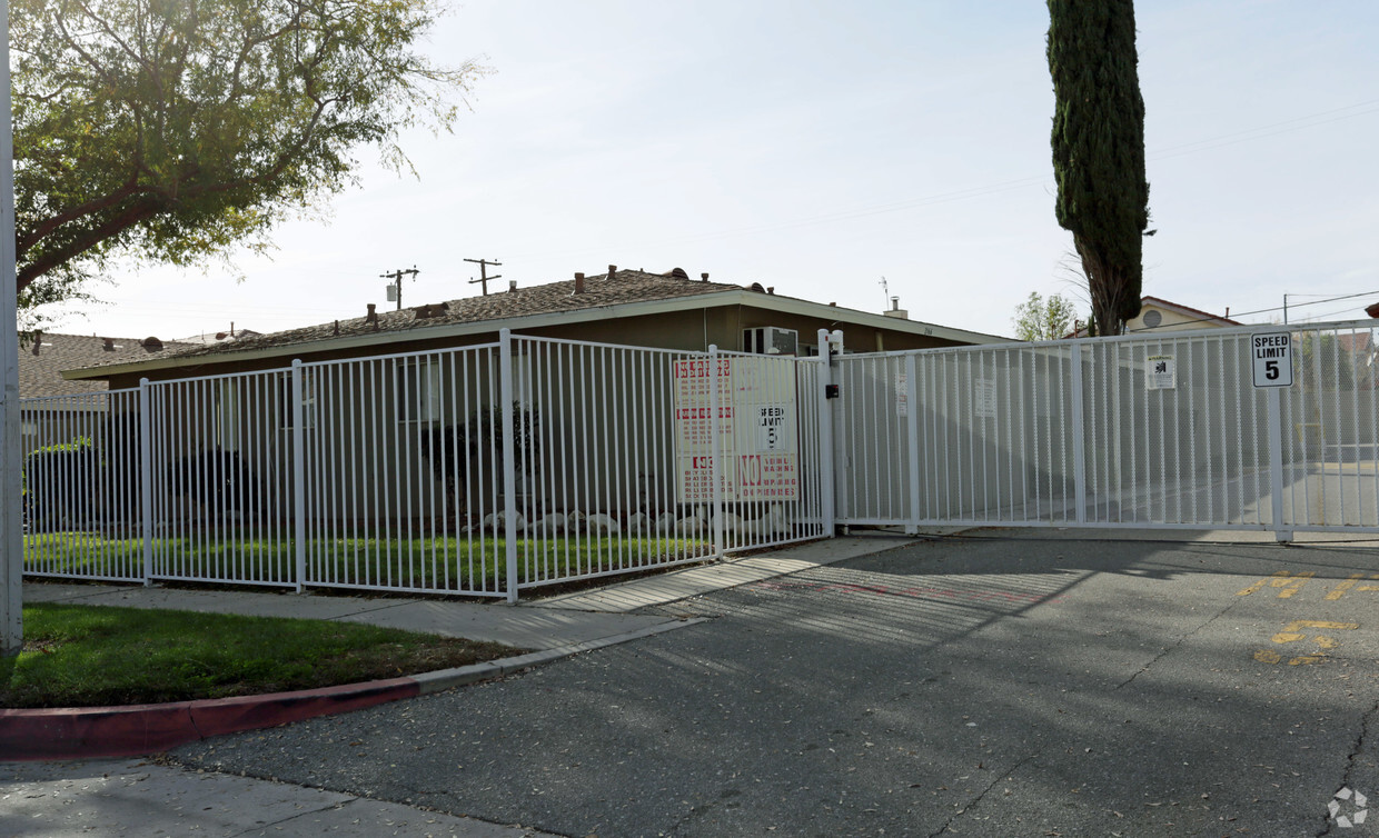 Building Photo - Howard Gardens Apartments