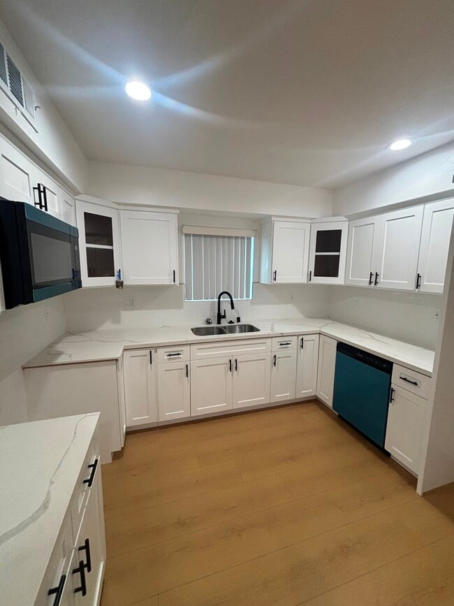 Building Photo - 5526 S Wilton Pl