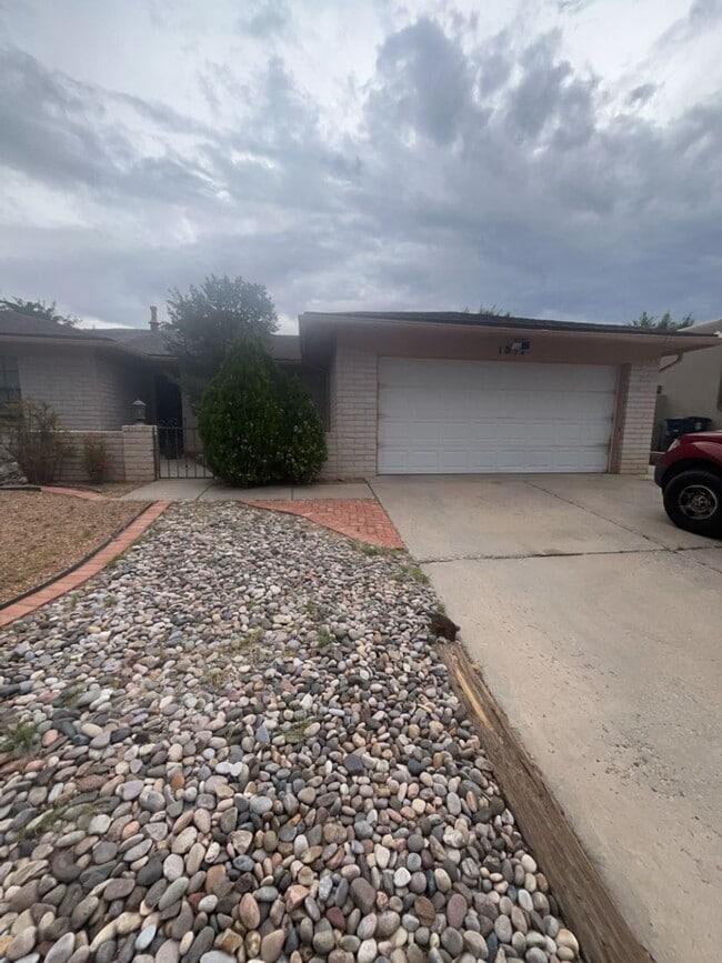 Building Photo - 1052 Monte Largo Dr NE