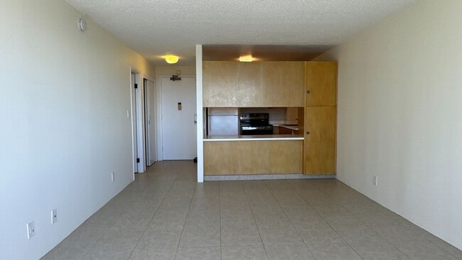 Building Photo - Convenient Downtown  1 Bed 1 Bath 1 Parking in the Kukui Plaza