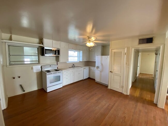 Building Photo - Awesome 4 bedroom 3 bath 2 car garage home!