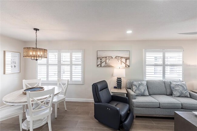 Foto del edificio - 6020 Midnight Pass Rd