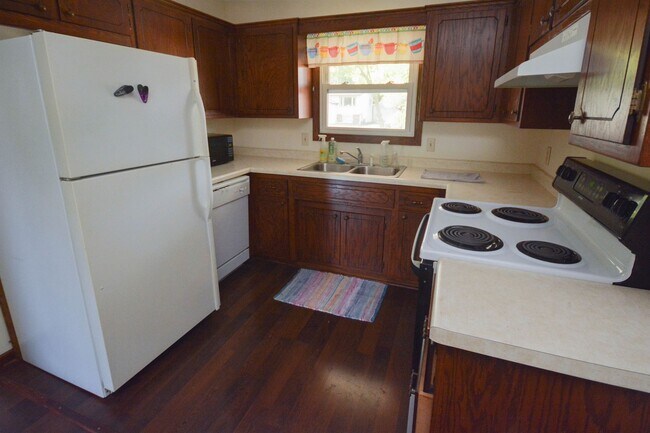 Building Photo - Ranch-style floorplan near walking trails!