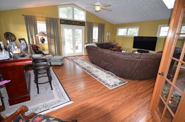 Foto del edificio - 5590 Old Farm Dr