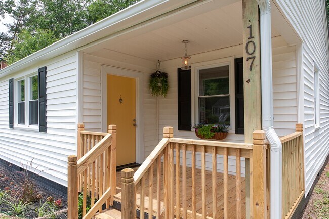 Foto del edificio - Look for the Cute Yellow Door! New Deck an...
