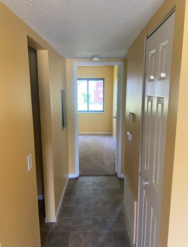 Building Photo - New Listing! 2 bedroom 1 bath apartment