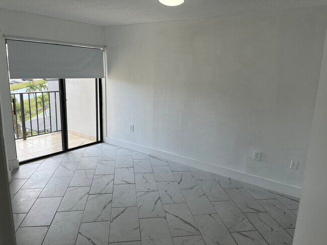 Building Photo - 1820 W 53rd St
