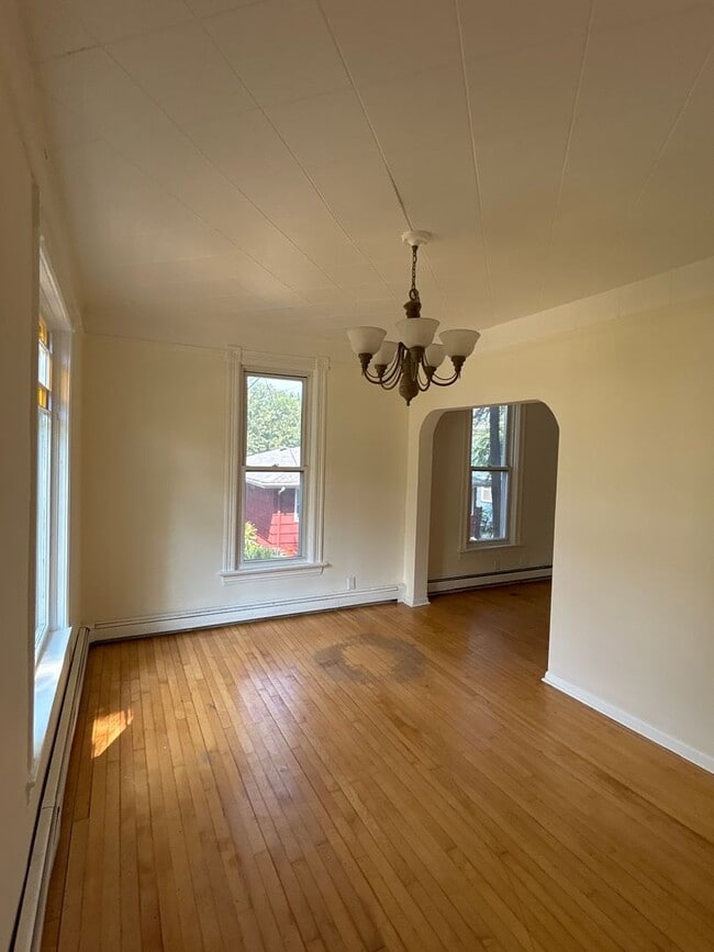 Building Photo - 526 Winslow Ave