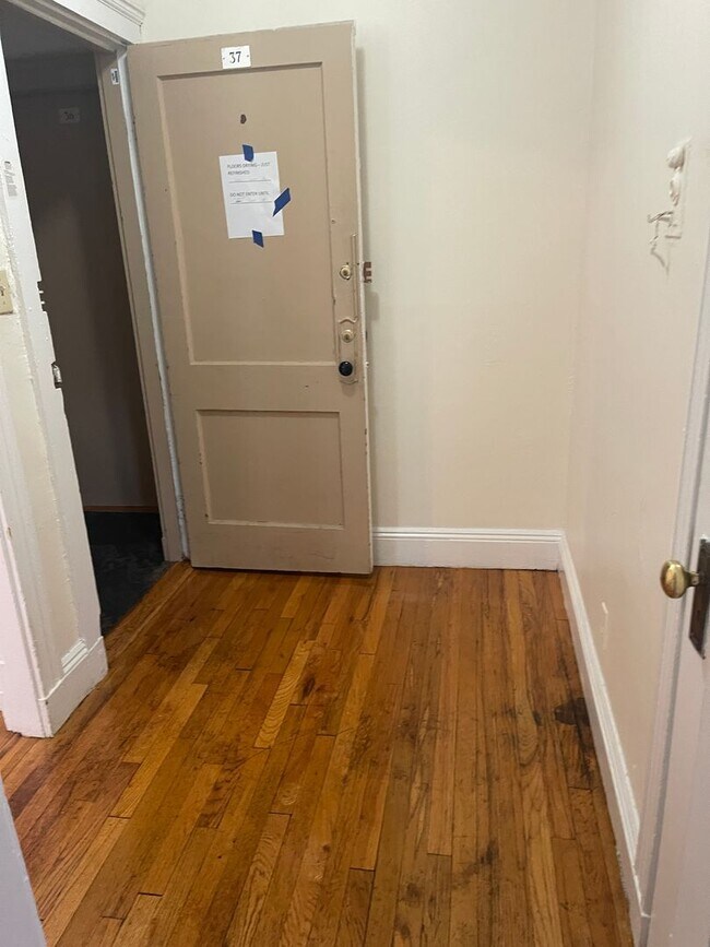Building Photo - Renovated Sunny large  1 bed next to Train  Rent Heat HW INC   NO FEE
