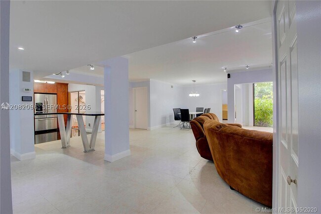 Foto del edificio - 323 Ives Dairy Rd