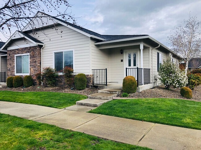 Building Photo - 55+ Community Beautful 2 Bedroom 2 Bathroo...