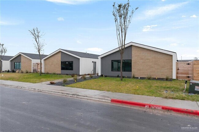 Building Photo - 1304 E Iris Ave