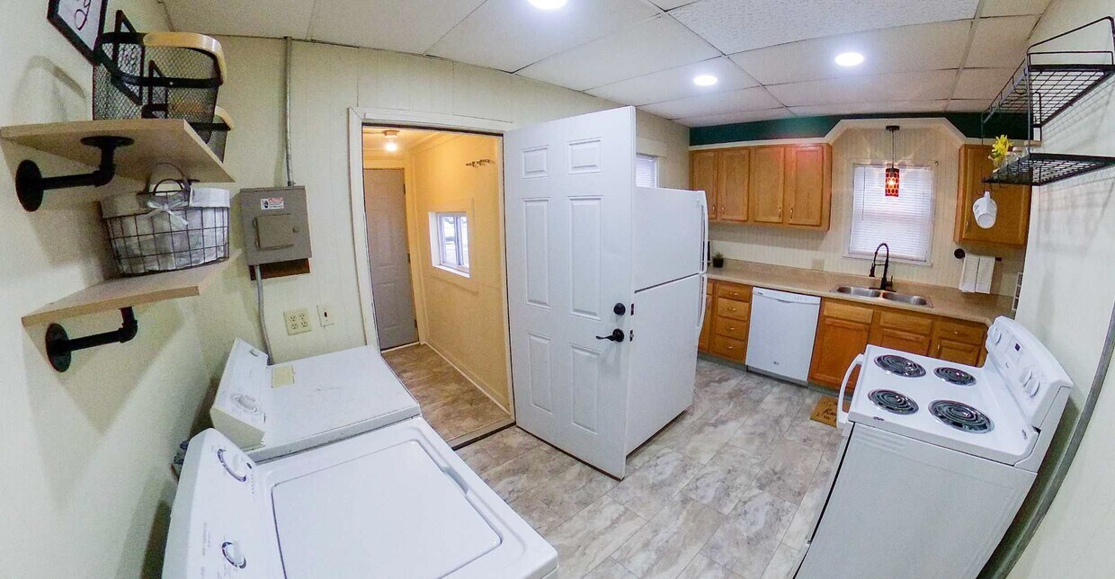 Primary Photo - 3D Tour Available - 2 BLOCKS TO CAMPUS or AGGIEVILLE + Two Sets of Washers & Dryers + Two Kitchen...