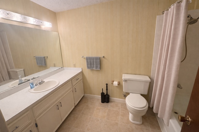 Building Photo - 205 Dogwood Dr