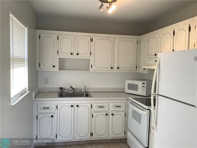 Building Photo - 189 Saxony D