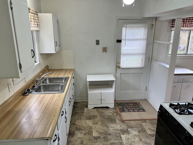 Building Photo - 3122 Commander Dr