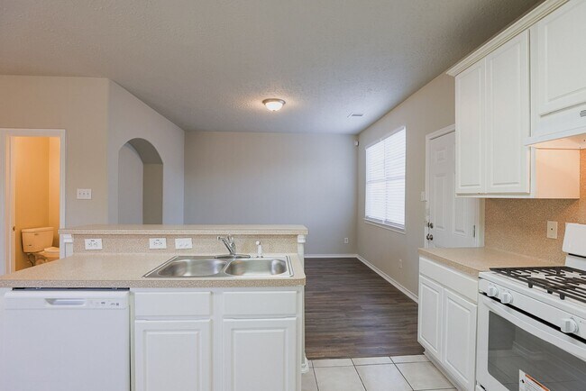 Building Photo - Move in Ready in 77044!