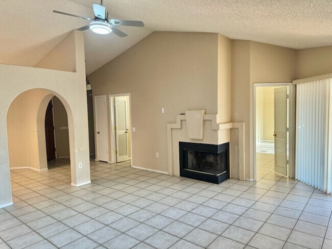 Building Photo - BEAUTIFUL 3BR/2BTH HOME