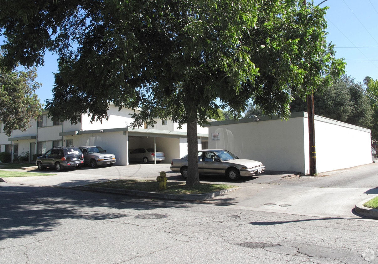 Building Photo - 300 E Bennett Ave