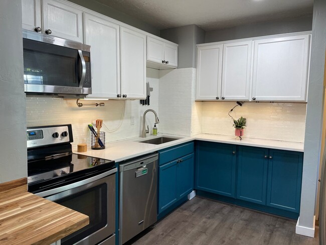 Building Photo - Cozy Historic Hurricane Home w/ Large Lot!...