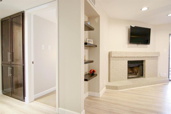 Building Photo - 1135 Barton Hills Dr