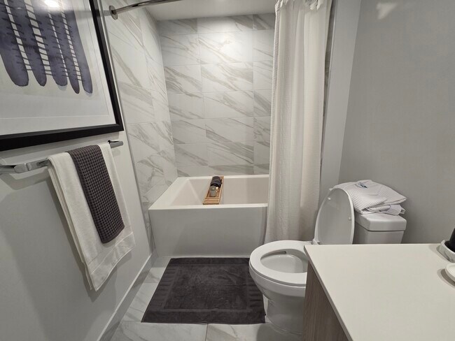 Foto del edificio - 685 W 72nd Pl