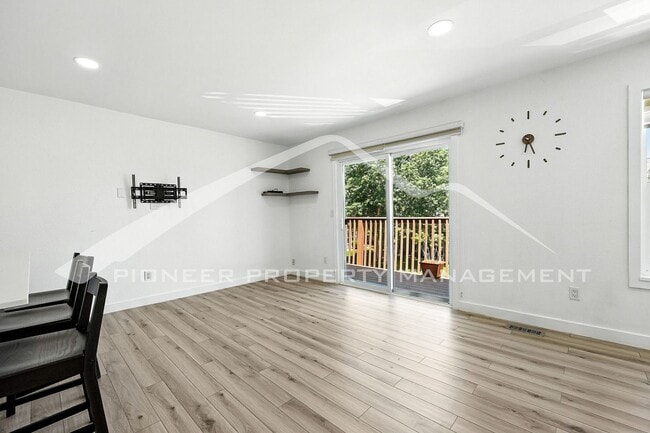 Building Photo - Spacious Townhouse with Washer/Dryer and C...