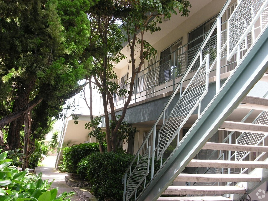 Building Photo - 1541 Oliver Ave