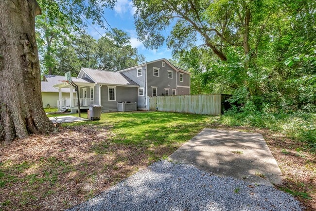 Building Photo - Spacious Home! 5 BR and 3 Baths in Charleston