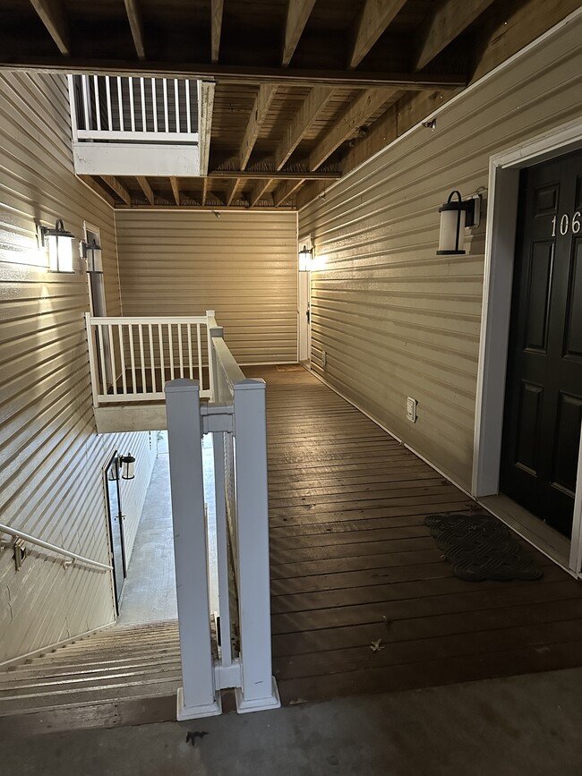 Building Photo - 623 Wyndhurst Dr