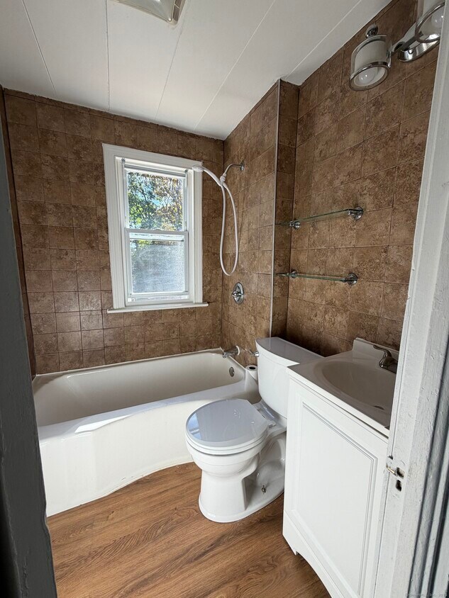 Building Photo - 105 Silver Ln